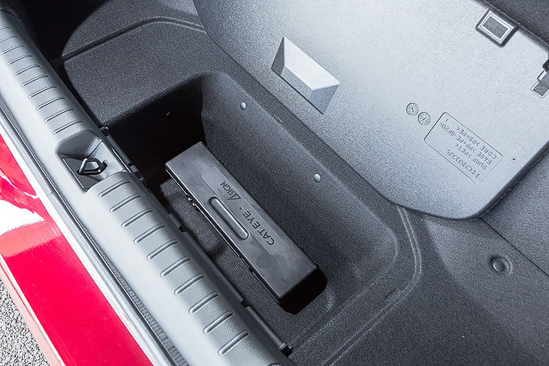 トランクは9.5型ゴルフバッグを3個積載できるスペースを用意