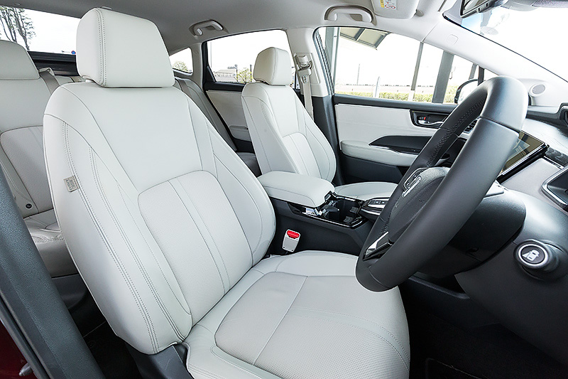 撮影車のインテリアカラーはプラチナムグレー。そのほかブラックも設定する。シート表皮は本革とプライムスムースを使い分けるコンビネーションタイプとなる。なお、運転席、助手席、左右後席にシートヒーターが備わる