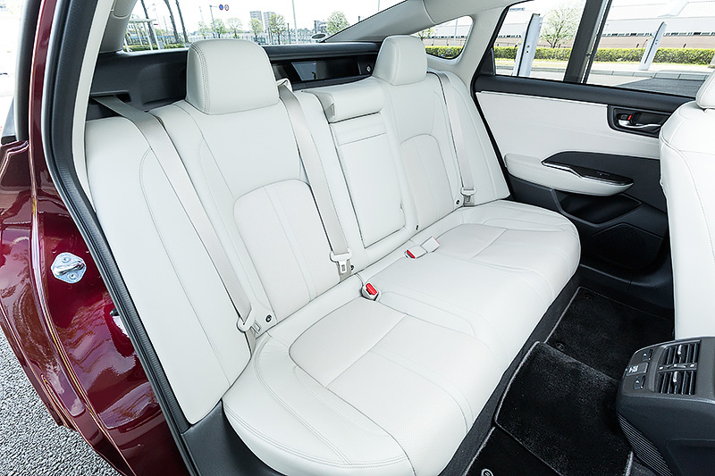 撮影車のインテリアカラーはプラチナムグレー。そのほかブラックも設定する。シート表皮は本革とプライムスムースを使い分けるコンビネーションタイプとなる。なお、運転席、助手席、左右後席にシートヒーターが備わる