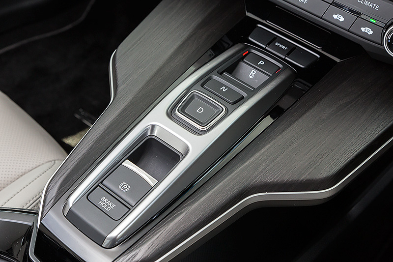 ハイデッキセンターコンソールにはエレクトリックギアセレクターが備わり、前方には加速時の応答性が高まる「SPORT」ボタンも付く