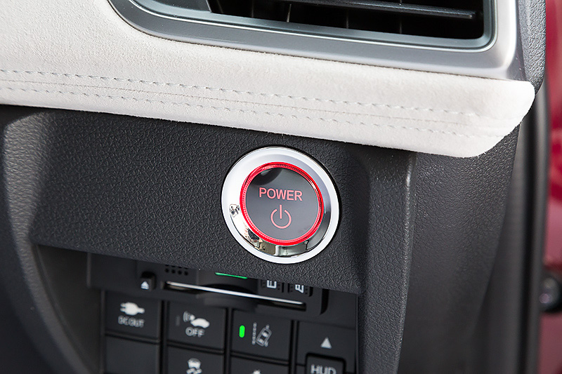 運転席の右側にパワースイッチ、その下にヘッドアップディスプレイの表示位置調整スイッチなどが備わる