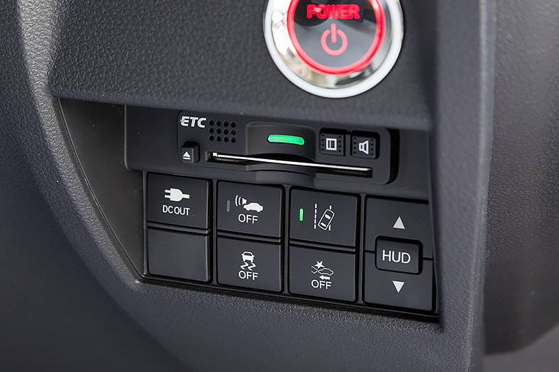 8インチワイドディスプレイを採用するHondaインターナビ。Apple CarPlayに対応するほか、燃費/航続可能距離の確認や水素ステーションの情報などを得ることができる