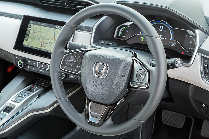 スムースレザーを使った本革巻きのステアリングホイール