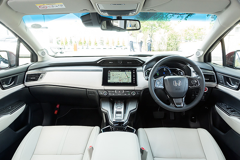 撮影車のインテリアカラーはプラチナムグレー。そのほかブラックも設定する。シート表皮は本革とプライムスムースを使い分けるコンビネーションタイプとなる。なお、運転席、助手席、左右後席にシートヒーターが備わる