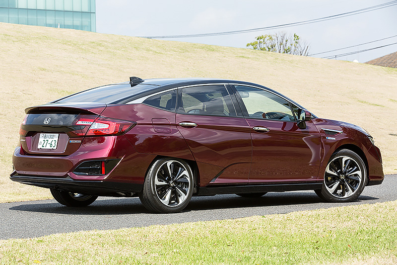 クラリティ フューエル セルのボディサイズは4915×1875×1480mm(全長×全幅×全高)、ホイールベースは2750mm。車両重量は1890kg。同じ燃料電池車のトヨタ「ミライ」が4名乗車であるのに対し、クラリティ フューエル セルは5名乗車として使い勝手を高めているのがポイントの1つ。ちなみにミライのボディーサイズは4890×1815×1535mm(全長×全幅×全高)、ホイールベース2780mmとなる。価格は766万円だが、導入初年度は自治体や企業などを中心にしたリース販売で、その後個人ユーザーへの販売も行なう予定