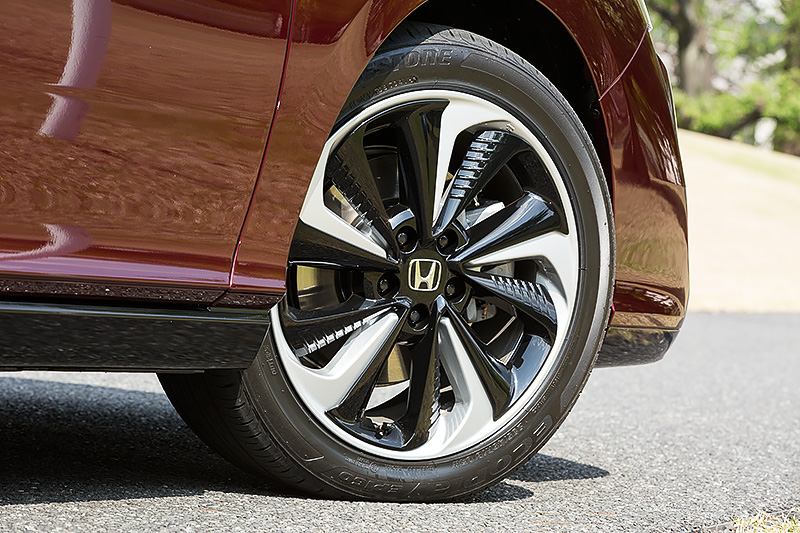 先進的なデザインのエクステリアでは、タイヤやホイールハウスなどで発生する乱流を抑制することを目的に、前後輪の前側に走行風を取り込んで乱流の発生を抑えるエアカーテンを採用するとともに、リアタイヤカバーも装備。タイヤはブリヂストン「エコピア EP160」(タイヤサイズ:235/45 R18 94W)。ヘッドライトはハイビーム3灯とロービーム6灯のすべてにLEDを採用する「9灯式フルLEDヘッドライト」を標準装備する。そのほかフロントウィンドウに単眼カメラ、フロントグリルにミリ波レーダーを備え、衝突軽減ブレーキ(CMBS)、渋滞追従機能付ACC(アダプティブ・クルーズ・コントロール)、LKAS(車線維持支援システム)といった機能を持つ「Honda SENSING」で安全性を高めている