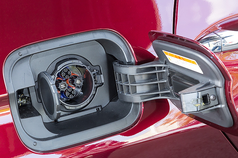 助手席側のリアフェンダー部に水素の充填口が、運転席側のリアフェンダー部には発電した電気を出力するチャデモ規格の外部給電ポートがそれぞれ備わる。外部給電ポートなので充電することはできない。70MPaの高圧水素貯蔵タンクを搭載し、3分程度の充填で約750kmの走行が可能という