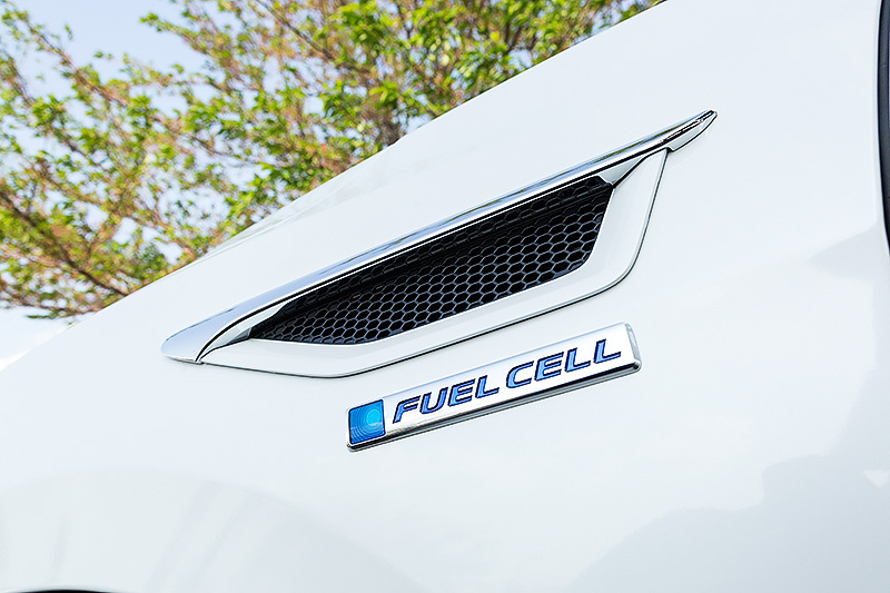 助手席側のリアフェンダー部に水素の充填口が、運転席側のリアフェンダー部には発電した電気を出力するチャデモ規格の外部給電ポートがそれぞれ備わる。外部給電ポートなので充電することはできない。70MPaの高圧水素貯蔵タンクを搭載し、3分程度の充填で約750kmの走行が可能という