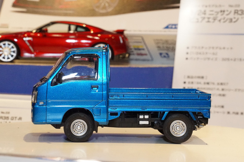 軽自動車や商用車からスーパーカーまでさまざまな種類のプラモデルを展示