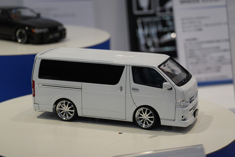 軽自動車や商用車からスーパーカーまでさまざまな種類のプラモデルを展示