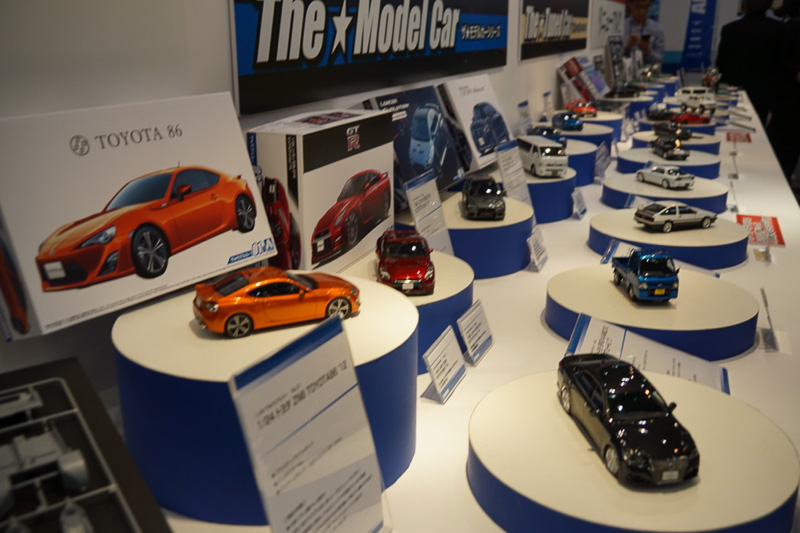 軽自動車や商用車からスーパーカーまでさまざまな種類のプラモデルを展示