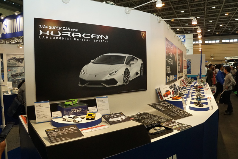 軽自動車や商用車からスーパーカーまでさまざまな種類のプラモデルを展示