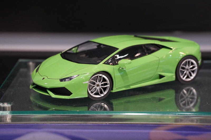 軽自動車や商用車からスーパーカーまでさまざまな種類のプラモデルを展示