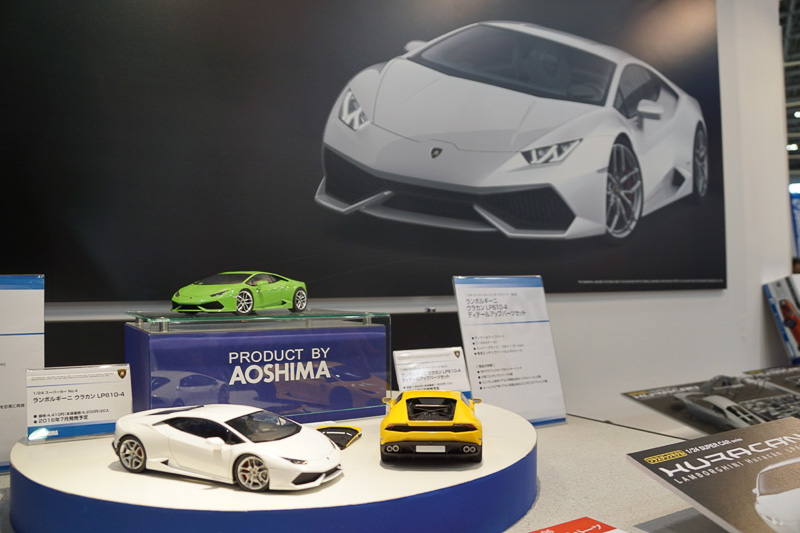 軽自動車や商用車からスーパーカーまでさまざまな種類のプラモデルを展示