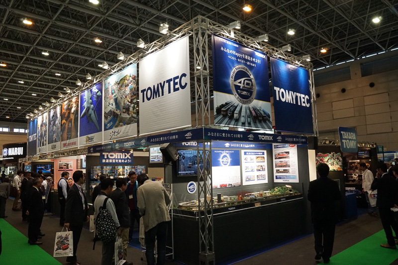 トミーテックブースでは、TVドラマ「あぶない刑事」に登場した覆面パトカー「レパード」のミニカーが展示されていた