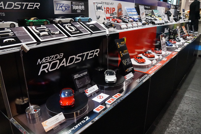 定番のラジコン「ミニッツシリーズ」のほかサーフィンを再現するラジコンも展示された