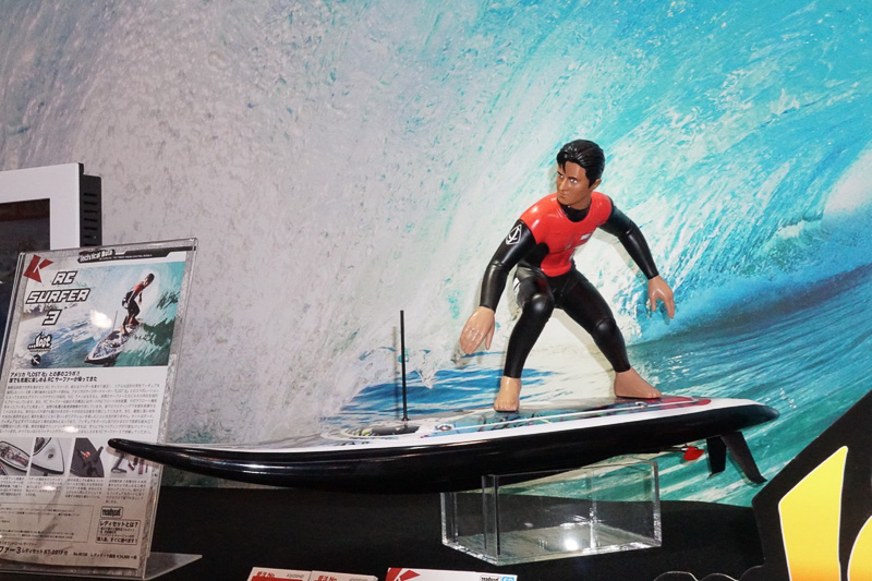 定番のラジコン「ミニッツシリーズ」のほかサーフィンを再現するラジコンも展示された