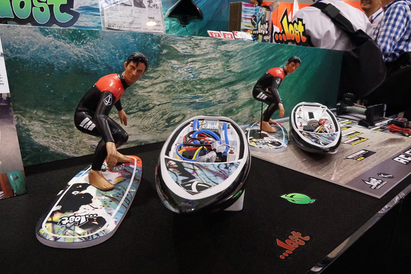 定番のラジコン「ミニッツシリーズ」のほかサーフィンを再現するラジコンも展示された