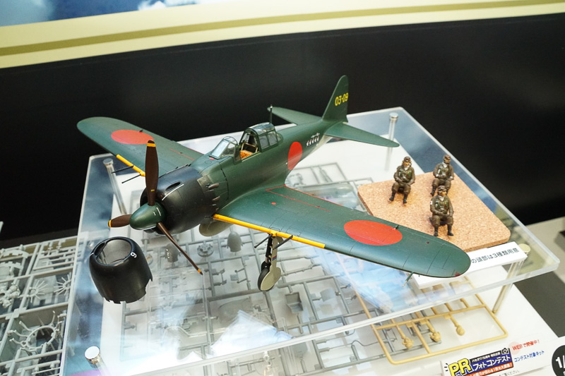 戦闘機、戦艦、マクロス関連など、75周年記念キットを展示