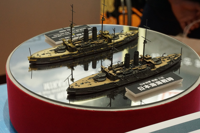 戦闘機、戦艦、マクロス関連など、75周年記念キットを展示