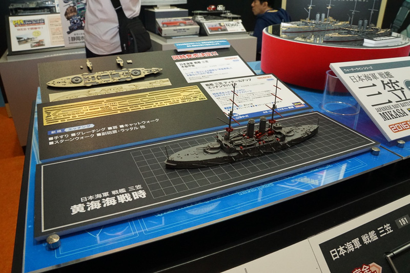 戦闘機、戦艦、マクロス関連など、75周年記念キットを展示