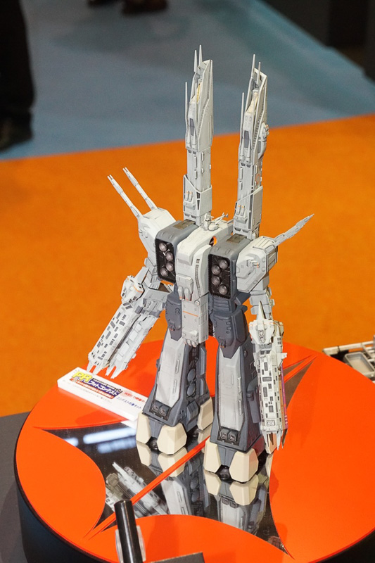 戦闘機、戦艦、マクロス関連など、75周年記念キットを展示