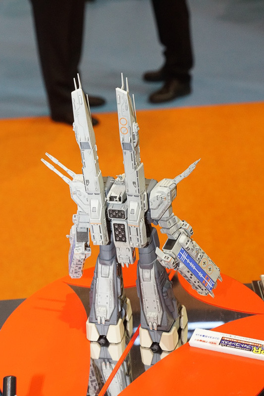 戦闘機、戦艦、マクロス関連など、75周年記念キットを展示
