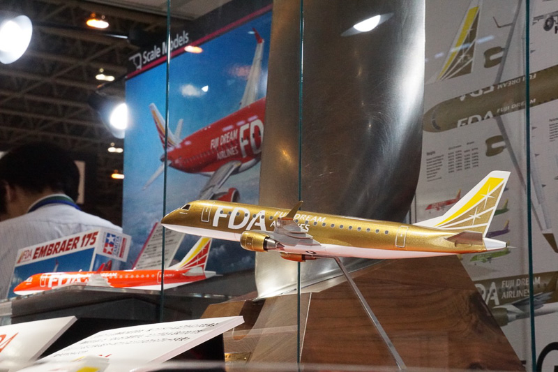 フジドリームエアラインで採用されている航空機のプラモデル1/100「フジドリームエアラインズ エンブラエル175」を展示