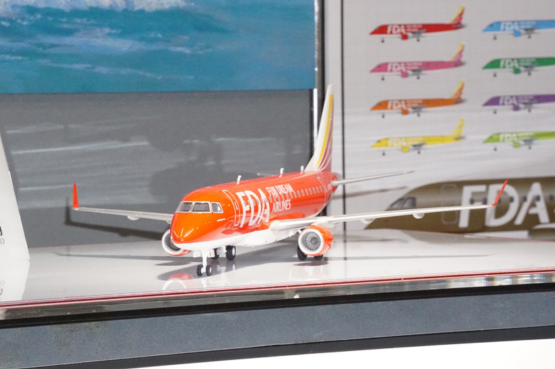 フジドリームエアラインで採用されている航空機のプラモデル1/100「フジドリームエアラインズ エンブラエル175」を展示