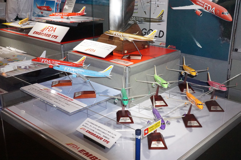 フジドリームエアラインで採用されている航空機のプラモデル1/100「フジドリームエアラインズ エンブラエル175」を展示