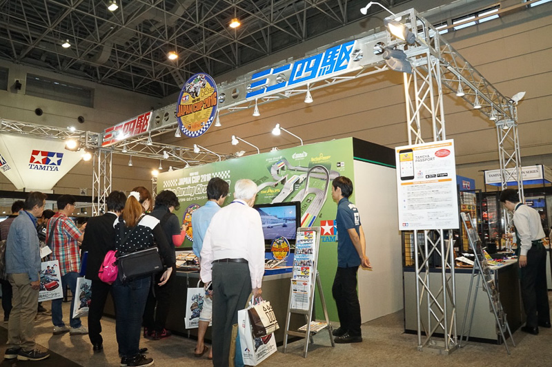 ミニ四駆のブースでは実車版「エアロアバンテ」で採用されたホイールを再現したパーツを展示