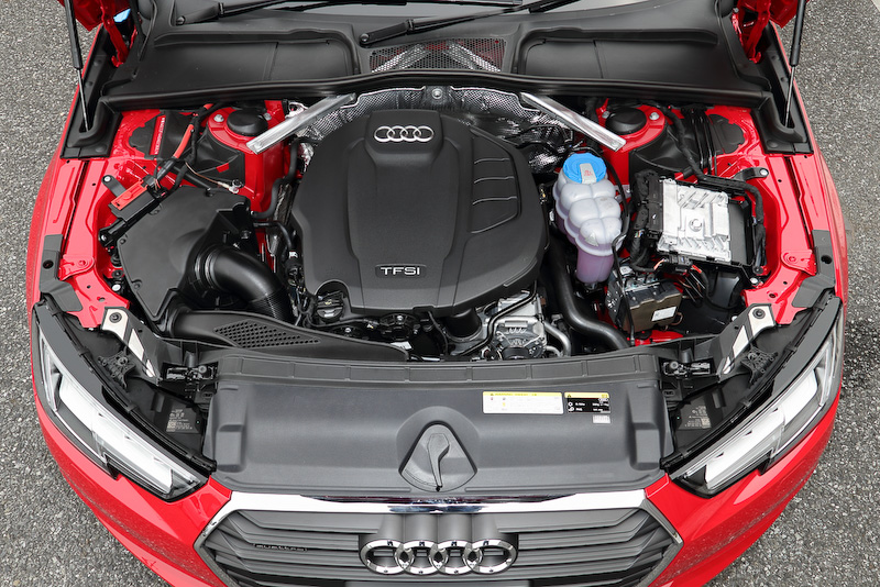 クワトロモデルが搭載する直列4気筒DOHC 2.0リッター直噴ターボエンジンは、最高出力185kW（252PS）/5000-6000rpm、最大トルク370Nm（37.7kgm）/1600-4500rpmを発生。JC08モード燃費は15.5km/L