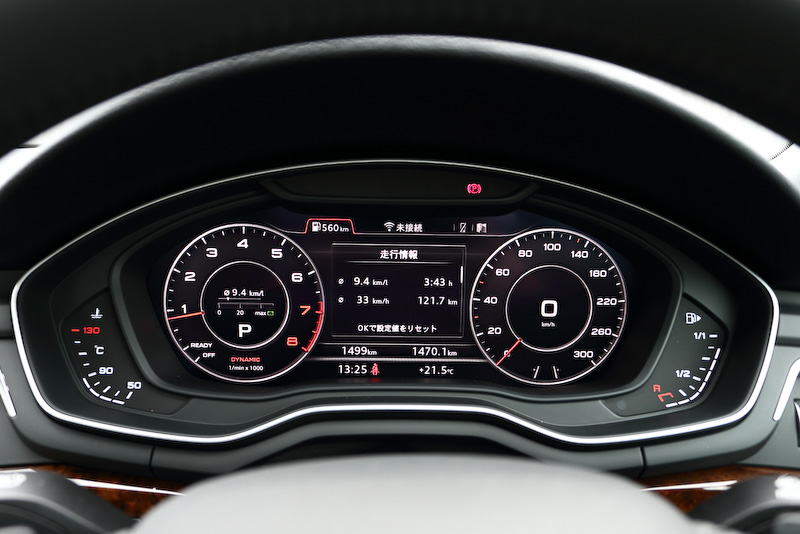 水平基調でまとめられたインテリアデザイン。デコラティブパネルはウォルナットブラウン、シートカラーはアトラスベージュ（ミラノレザー）。シートについても全面的に刷新され、構造材に高強度スチールやマグネシウムを使用して先代比で最大9kgの軽量化に成功している