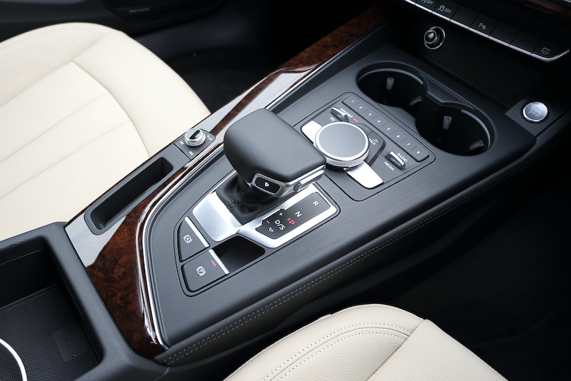 水平基調でまとめられたインテリアデザイン。デコラティブパネルはウォルナットブラウン、シートカラーはアトラスベージュ（ミラノレザー）。シートについても全面的に刷新され、構造材に高強度スチールやマグネシウムを使用して先代比で最大9kgの軽量化に成功している