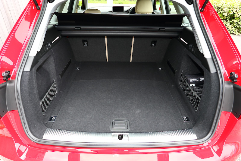 ラゲッジスペースは5人乗りの状態で505L。後席のバックレストを畳むことで最大1510Lまで拡大することが可能