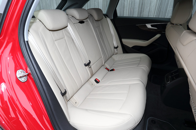 水平基調でまとめられたインテリアデザイン。デコラティブパネルはウォルナットブラウン、シートカラーはアトラスベージュ（ミラノレザー）。シートについても全面的に刷新され、構造材に高強度スチールやマグネシウムを使用して先代比で最大9kgの軽量化に成功している