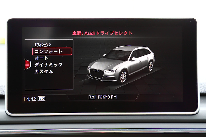 地図などが表示可能な高解像度の8.3インチカラーディスプレイ。AppleのCarPlayやAndroid Autoにも対応する「Audiスマートフォンインターフェイス」も搭載。こちらのディスプレイでもドライブモードの状態表示が可能