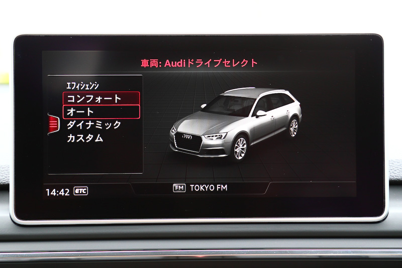 地図などが表示可能な高解像度の8.3インチカラーディスプレイ。AppleのCarPlayやAndroid Autoにも対応する「Audiスマートフォンインターフェイス」も搭載。こちらのディスプレイでもドライブモードの状態表示が可能