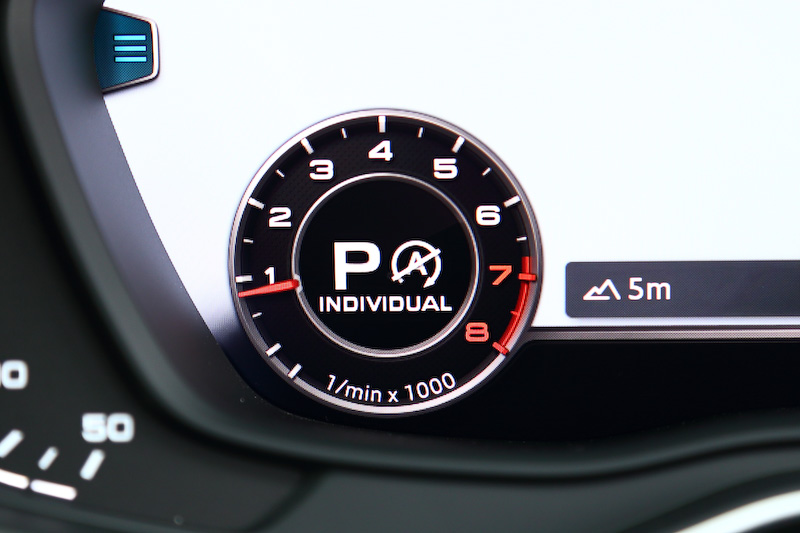 12.3インチモニターでは2つの円形メーターが表示される。そのうちの1つにドライブモードの状態を表示することができる。ドライブモードは「エフィシエンシー」「コンフォート」「オート」「ダイナミック」「INDIVIDUAL」の5種類を設定