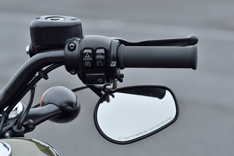 ミラーは車体のシンプルなシルエットを崩さないようハンドル下に取り付けられている
