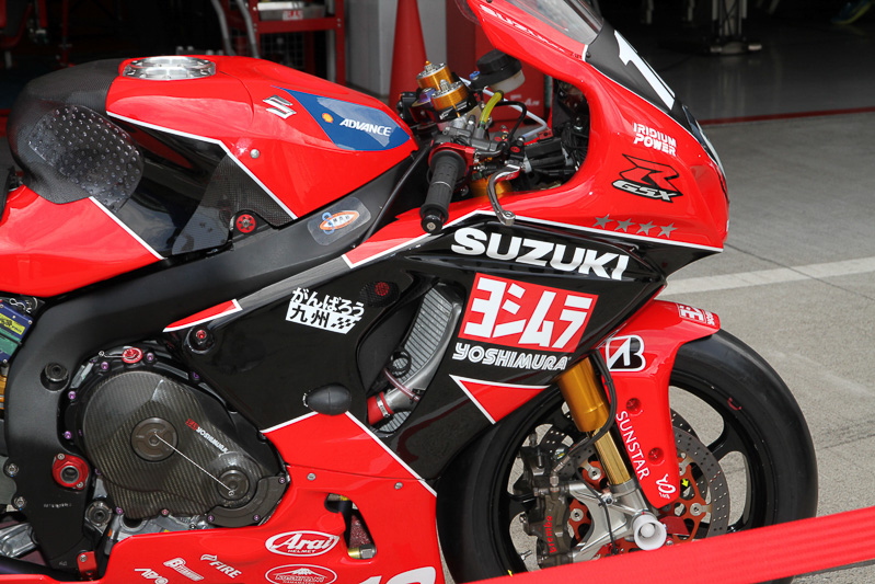 各チームの車両に「がんばろう！九州」のステッカーを貼り、熊本地震の被災地を応援