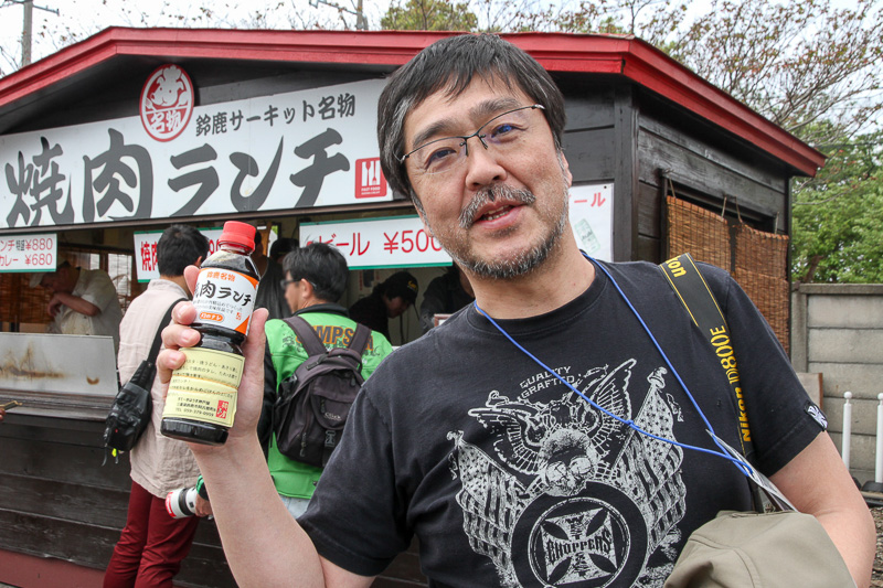 外せないのはこれ。鈴鹿サーキット名物の焼肉ランチ。このスポットで一番長い行列だった。あまりに美味しかったので、思わずタレを購入