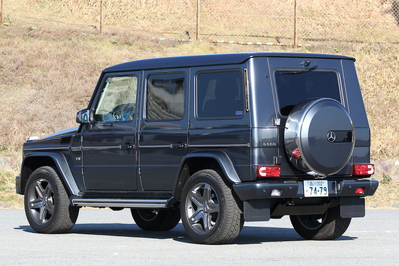 日本では2015年12月に受注開始した、V型8気筒4.0リッター「176」型エンジンを搭載する「G 550」。ボディサイズは4575×1860×1970mm（全長×全幅×全高）、ホイールベース2850mm。価格は1470万円