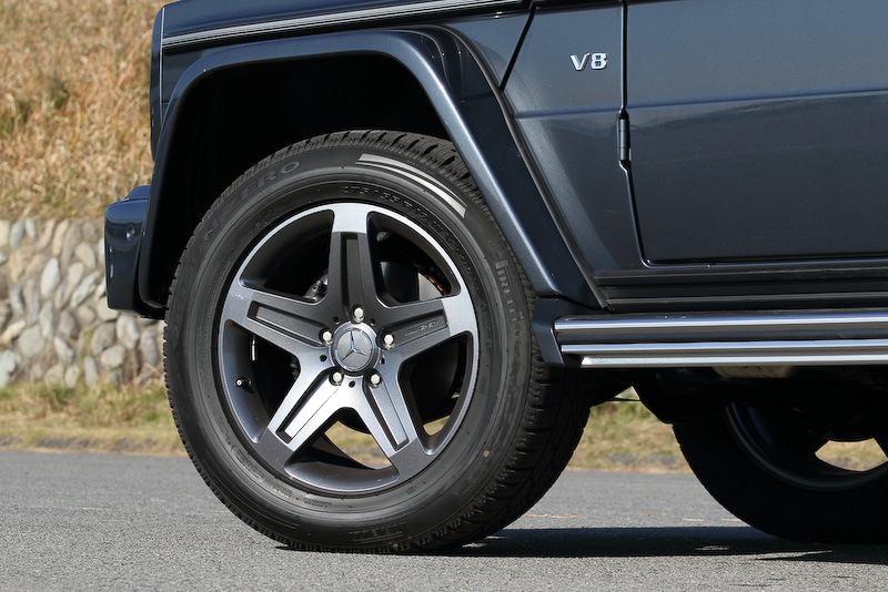 エクステリアでは新デザインのフロントバンパーと19インチ5スポークアルミホイール（タイヤサイズ：275/55 R19）を装備したほか、サスペンションには電子制御式油圧アダプティブダンピングシステムを搭載。「C（Comfort）」「S（Sport）」という2モードを設定し、走行状況に応じて減衰特性を調整できる