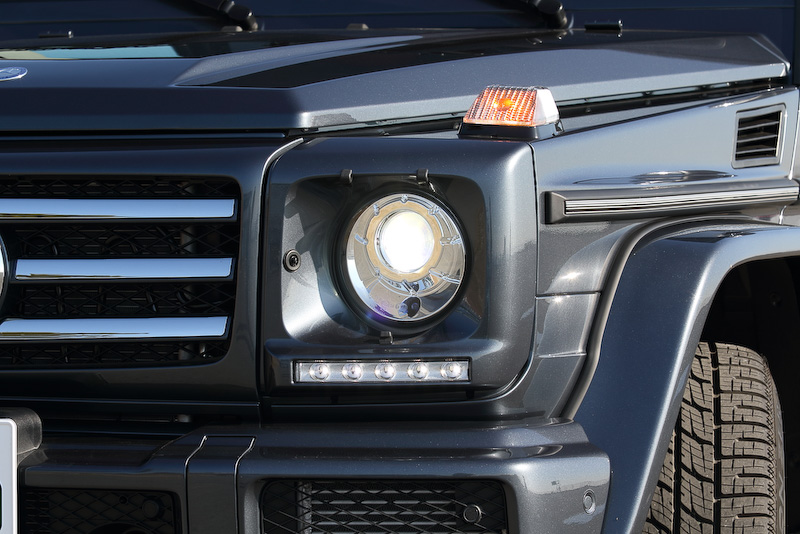 エクステリアでは新デザインのフロントバンパーと19インチ5スポークアルミホイール（タイヤサイズ：275/55 R19）を装備したほか、サスペンションには電子制御式油圧アダプティブダンピングシステムを搭載。「C（Comfort）」「S（Sport）」という2モードを設定し、走行状況に応じて減衰特性を調整できる