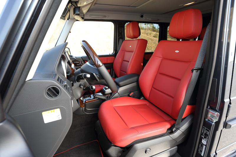 インテリアでは視認性に優れた新デザインのインストルメントパネルを採用。撮影車のシートカラーはクラシックレッド