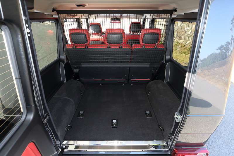 インテリアでは視認性に優れた新デザインのインストルメントパネルを採用。撮影車のシートカラーはクラシックレッド