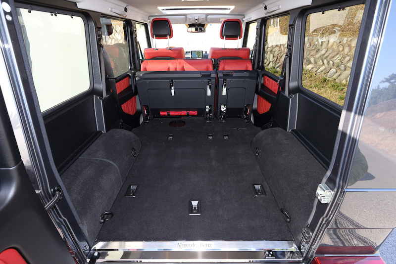 インテリアでは視認性に優れた新デザインのインストルメントパネルを採用。撮影車のシートカラーはクラシックレッド