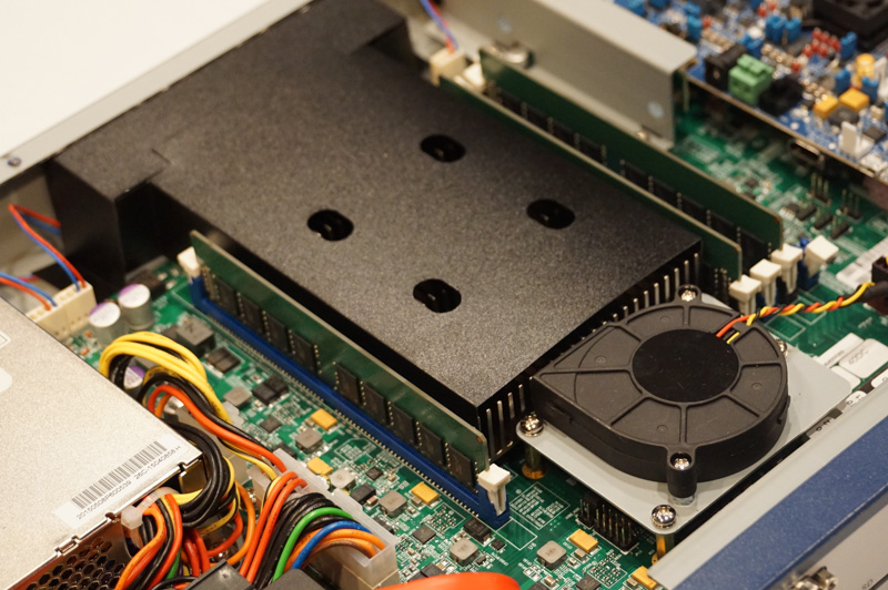 BlueBoxのアプリケーションプロセッサとなる「LS2088A」はヒートシンクの下にある。8つのCortex-A72（2GHz）と強力な演算性能を実現している