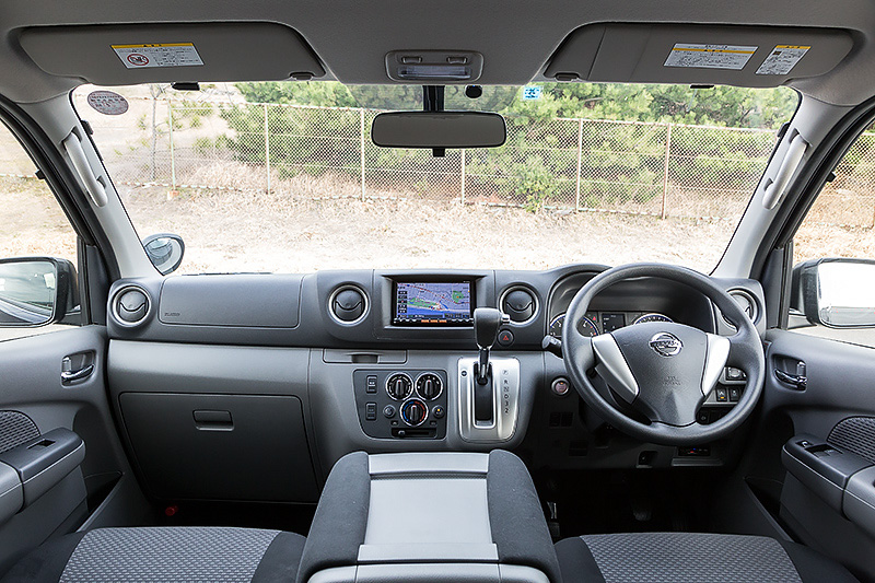 直列4気筒DOHC 2.5リッタークリーンディーゼル「YD25DDTi」を搭載するNV350「プレミアムGX」。ボディサイズは4695×1695×1990mm（全長×全幅×全高）